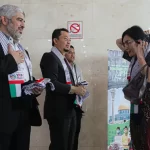 Anggota DPR bersatu mengenakan jilbab Palestina di depan umum