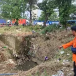 Pekerja pedagang Jasa Marga hilang saat membersihkan sampah di Sungai Sibaluk di Arus Bogor.