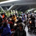 Pesan BNPB kepada pengendara sepeda motor: Bawalah hujan, jangan berhenti di bawah jembatan