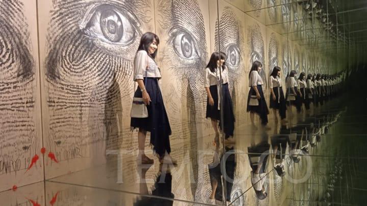 Ruang seni Tulisar Sunaryo yang berusia 25 tahun menampilkan karya seni indah dari pemilik, anak, dan menantu
