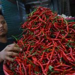 Seiring naiknya harga cabai merah, para pedagang di Pasar Sanan kerap mendapat protes dari pembeli