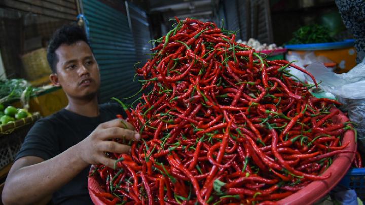 Seiring naiknya harga cabai merah, para pedagang di Pasar Sanan kerap mendapat protes dari pembeli